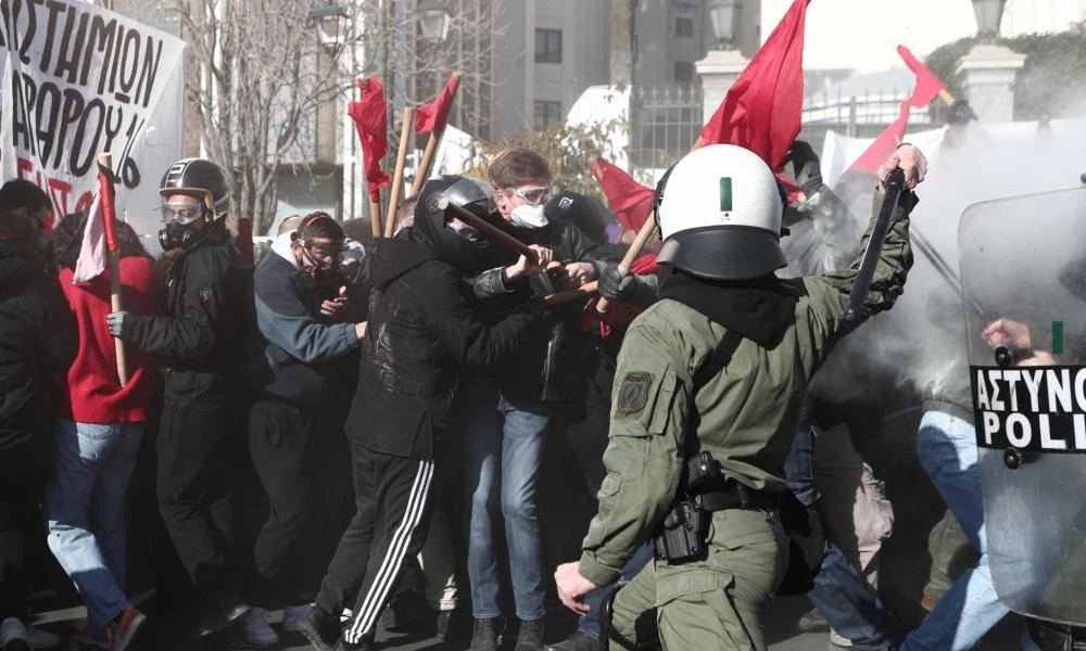Χημικά και πέτρες στο πανεκπαιδευτικό συλλαλητήριο - Συγκρούσεις φοιτητών με την Αστυνομία έξω από τη Βουλή (Βίντεο)